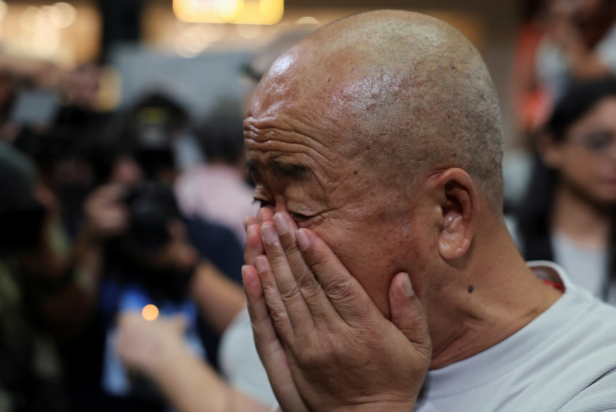 Tròn 10 năm MH370 mất tích: Người thân khóc nghẹn tại lễ tưởng niệm, &quot;cơn ác mộng&quot; kéo dài một thập kỷ chưa khép lại- Ảnh 11.