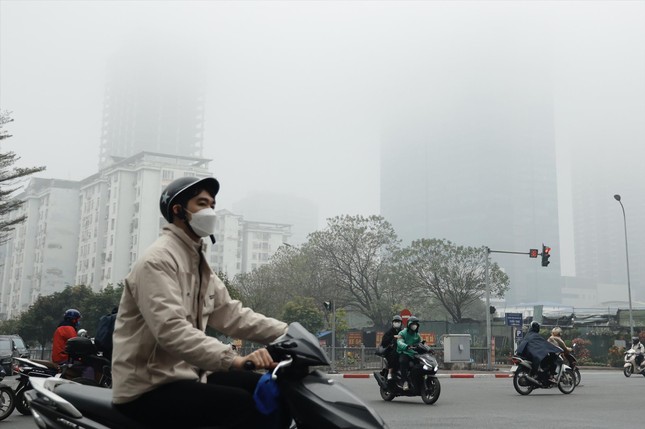 Ô nhiễm không khí kéo dài, người Hà Nội chịu nhiều thiệt hại về kinh tế và sức khỏe - Ảnh 1.