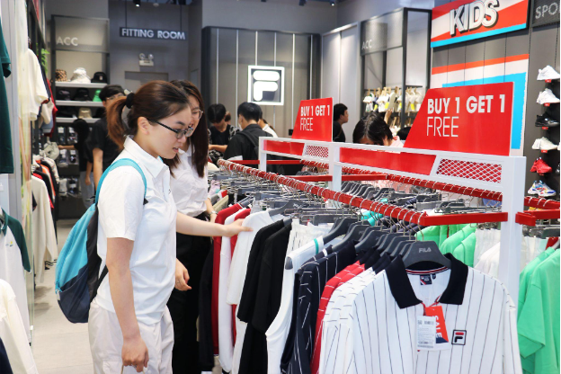 Crescent Mall rộn ràng giảm giá đồng loạt nhiều mặt hàng nhân dịp Quốc tế Phụ nữ, ai nhìn giá cũng muốn chốt đơn ngay - Ảnh 1. Crescent Mall rộn ràng giảm giá đồng loạt nhiều mặt hàng nhân dịp Quốc tế Phụ nữ, ai nhìn giá cũng muốn chốt đơn ngay - Ảnh 1.