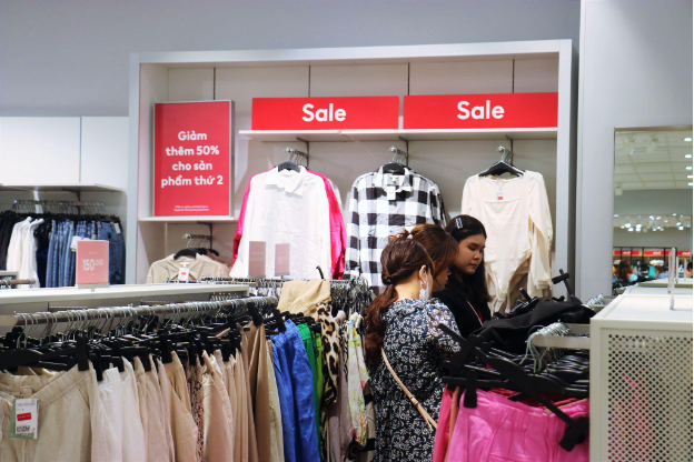 Crescent Mall rộn ràng giảm giá đồng loạt nhiều mặt hàng nhân dịp Quốc tế Phụ nữ, ai nhìn giá cũng muốn chốt đơn ngay - Ảnh 2. Crescent Mall rộn ràng giảm giá đồng loạt nhiều mặt hàng nhân dịp Quốc tế Phụ nữ, ai nhìn giá cũng muốn chốt đơn ngay - Ảnh 2.