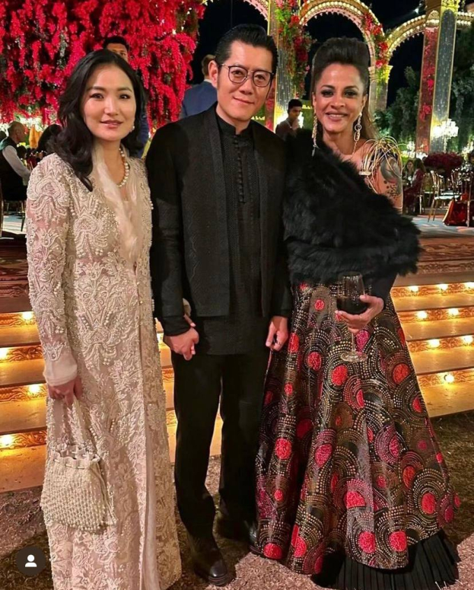 Hoàng hậu &quot;vạn người mê&quot; của Bhutan dự tiệc nhà tỷ phú giàu nhất châu Á: Xinh đẹp ngút ngàn, hiếm hoi thể hiện cử chỉ thân mật với chồng - Ảnh 2.