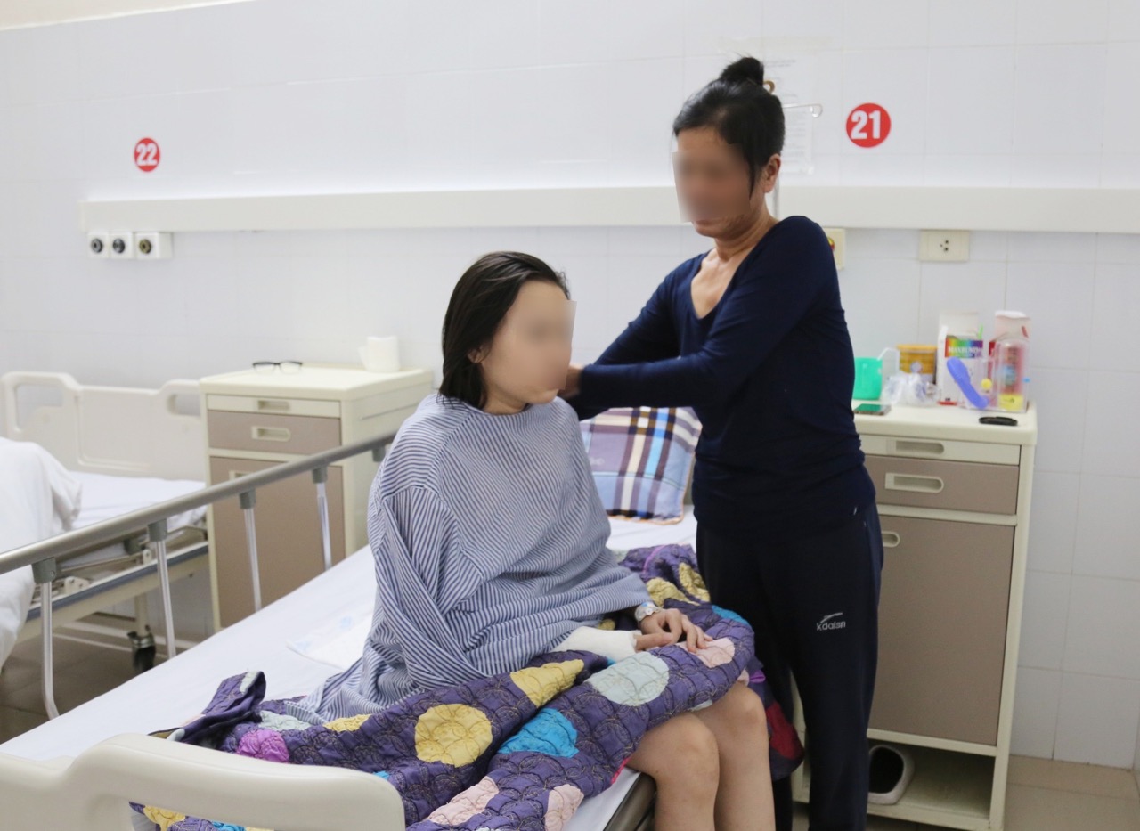Quảng Ninh: Sức khoẻ nữ sinh ngã từ tầng 4 trường học hiện giờ ra sao? - Ảnh 1. Quảng Ninh: Sức khoẻ nữ sinh ngã từ tầng 4 trường học hiện giờ ra sao? - Ảnh 1.
