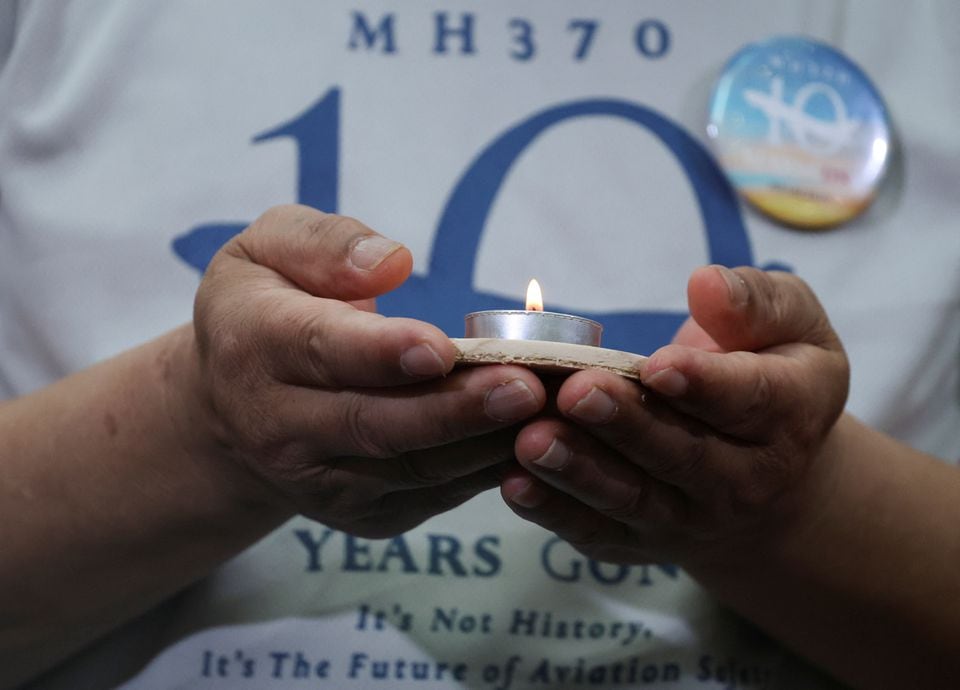 Tròn 10 năm MH370 mất tích: Người thân khóc nghẹn tại lễ tưởng niệm, &quot;cơn ác mộng&quot; kéo dài một thập kỷ chưa khép lại- Ảnh 6.