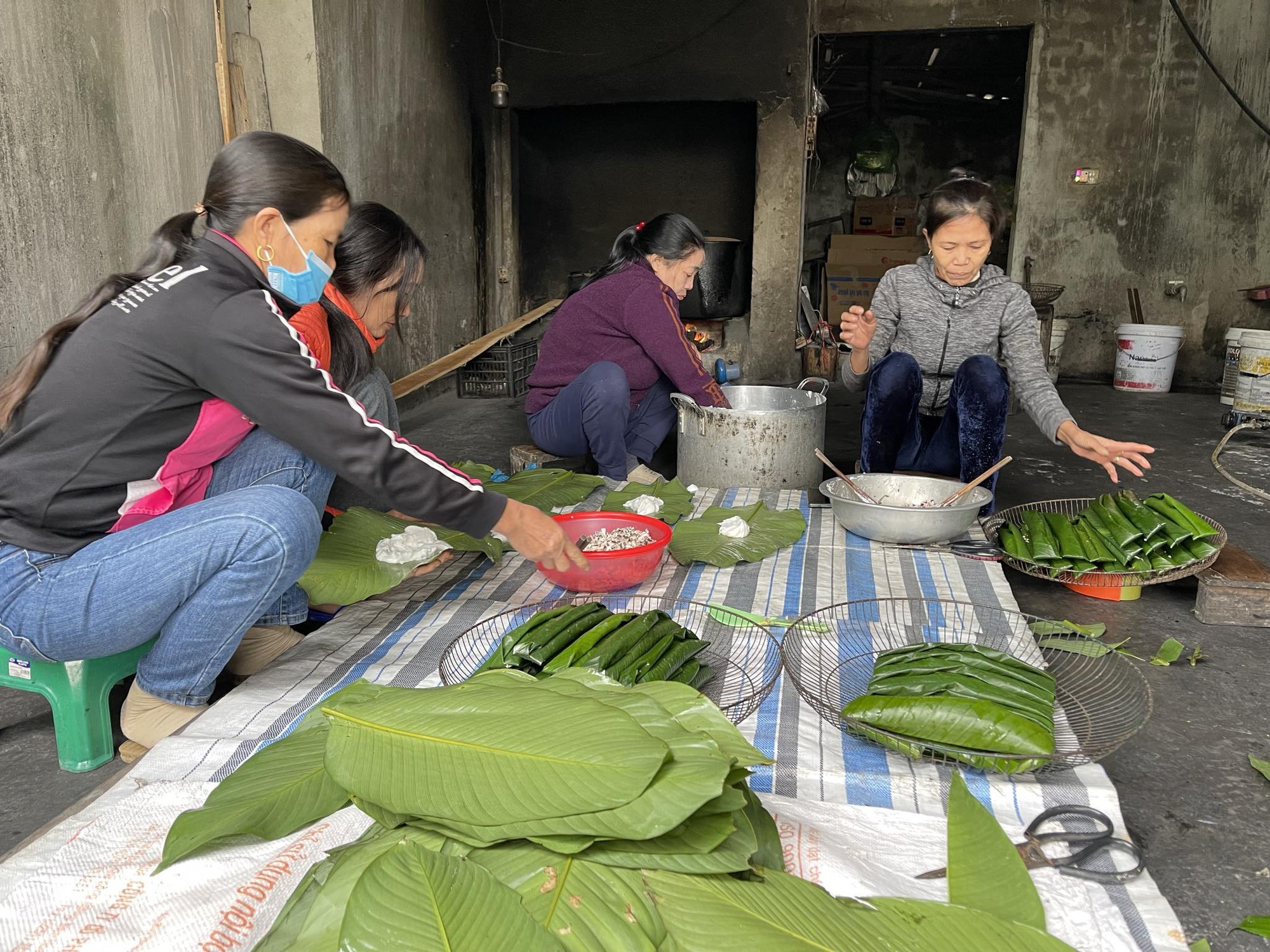 Làng quê khởi sắc nhờ gói hàng nghìn chiếc bánh lá mỗi ngày- Ảnh 1.