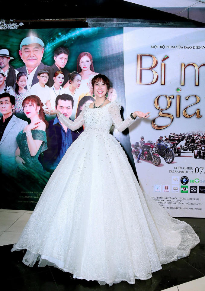 Phi Thanh Vân diện &quot;váy cưới&quot; trong sự kiện ra mắt film do chính mình sản xuất - Ảnh 1.