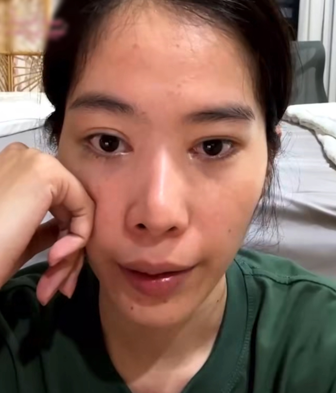 Đang hát hò vui vẻ Nam Em bỗng giật thót vì mất app, lộ nguyên mặt mộc - Ảnh 1. Đang hát hò vui vẻ Nam Em bỗng giật thót vì mất app, lộ nguyên mặt mộc - Ảnh 1.