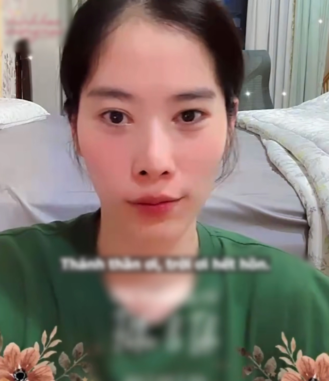 Đang hát hò vui vẻ Nam Em bỗng giật thót vì mất app, lộ nguyên mặt mộc - Ảnh 2. Đang hát hò vui vẻ Nam Em bỗng giật thót vì mất app, lộ nguyên mặt mộc - Ảnh 2.