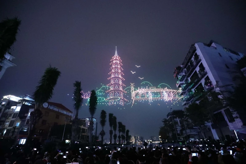 Hà Nội: Cấm xe nhiều tuyến phố tại Tây Hồ để tổ chức lễ hội ánh sáng, người dân theo dõi như thế nào? - Ảnh 3.