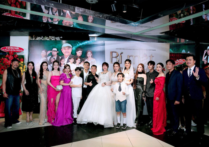 Phi Thanh Vân diện &quot;váy cưới&quot; trong sự kiện ra mắt film do chính mình sản xuất - Ảnh 3.