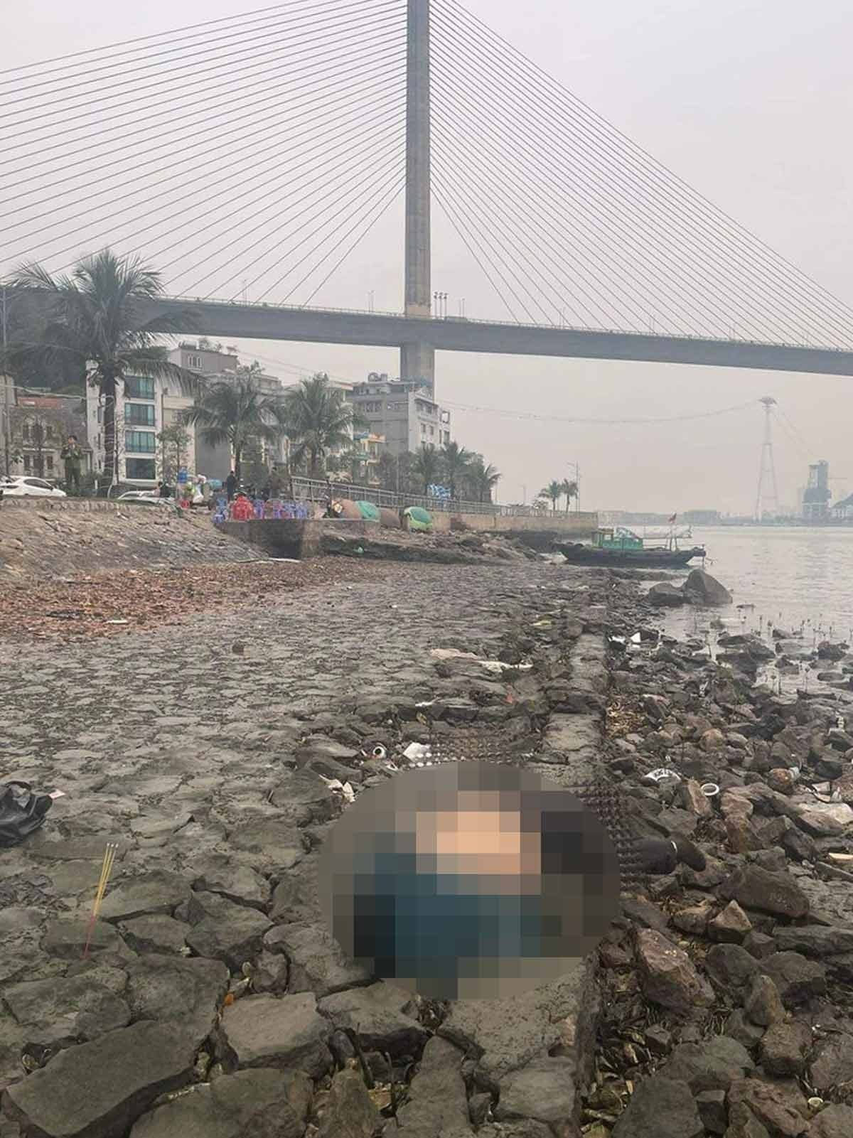 Vụ thi thể phụ nữ gần cầu Bãi Cháy: Nạn nhân mặc áo khoác dạ xanh, chân đi tất đen trắng - Ảnh 2. Vụ thi thể phụ nữ gần cầu Bãi Cháy: Nạn nhân mặc áo khoác dạ xanh, chân đi tất đen trắng - Ảnh 2.