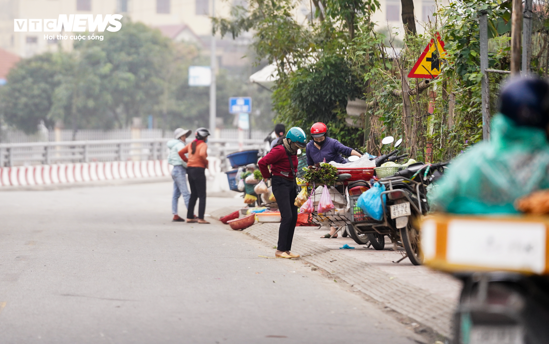 Ngày 8/3 không hoa, không quà của những người phụ nữ vất vả mưu sinh - Ảnh 8.