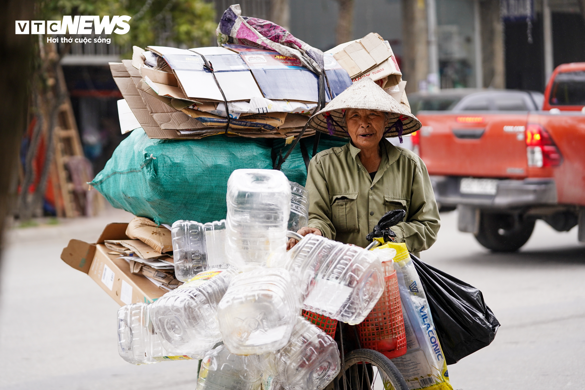 Ngày 8/3 không hoa, không quà của những người phụ nữ vất vả mưu sinh - Ảnh 5.