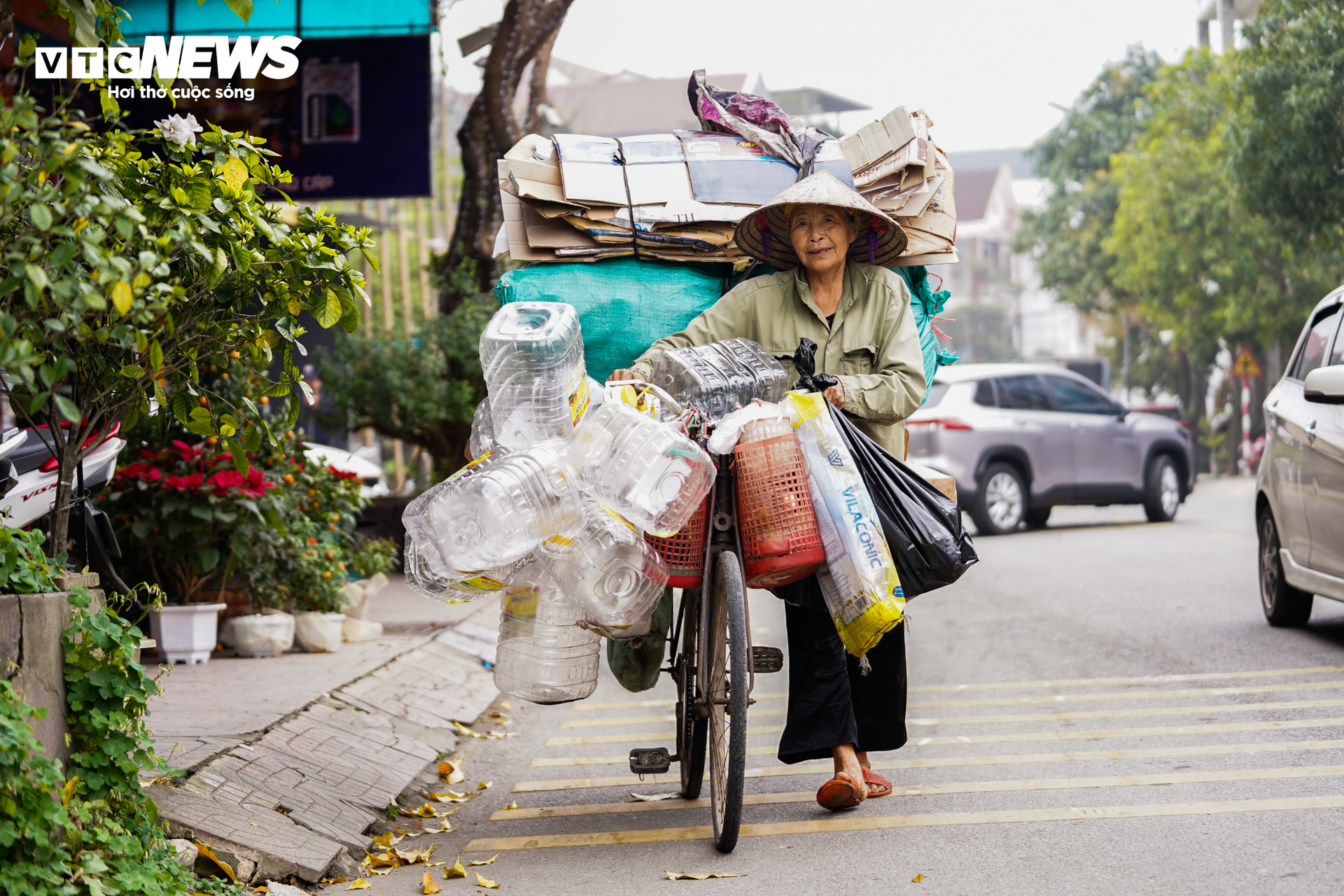 Ngày 8/3 không hoa, không quà của những người phụ nữ vất vả mưu sinh - Ảnh 2.