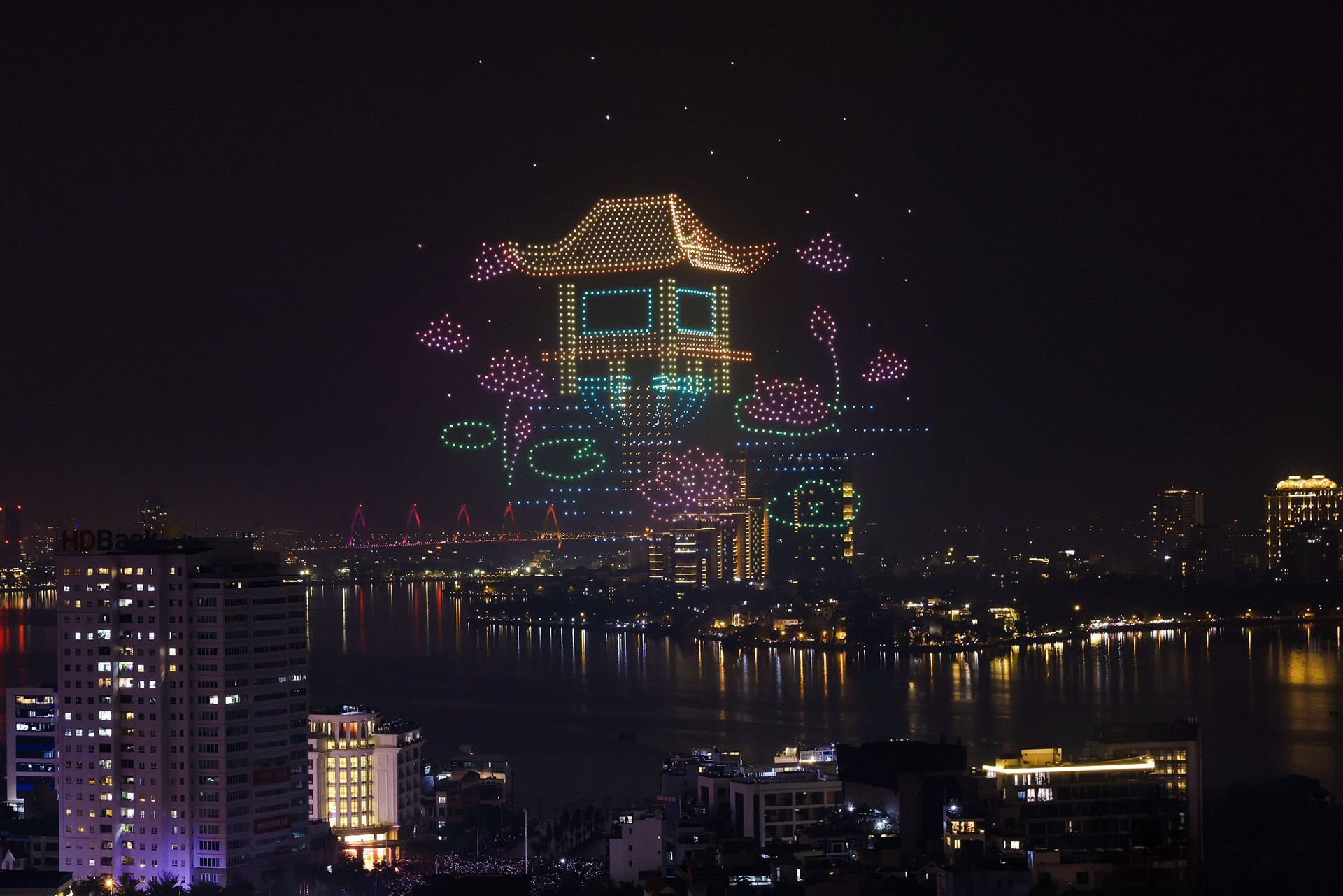 Hà Nội: Cấm xe nhiều tuyến phố tại Tây Hồ để tổ chức lễ hội ánh sáng, người dân di chuyển như thế nào? - Ảnh 1. Hà Nội: Cấm xe nhiều tuyến phố tại Tây Hồ để tổ chức lễ hội ánh sáng, người dân di chuyển như thế nào? - Ảnh 1.