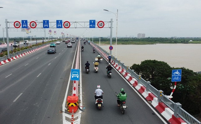Từ 15/3, xử phạt nặng xe lấn làn, chạy ẩu trên 4 cầu lớn tại Hà Nội - Ảnh 1. Từ 15/3, xử phạt nặng xe lấn làn, chạy ẩu trên 4 cầu lớn tại Hà Nội - Ảnh 1.