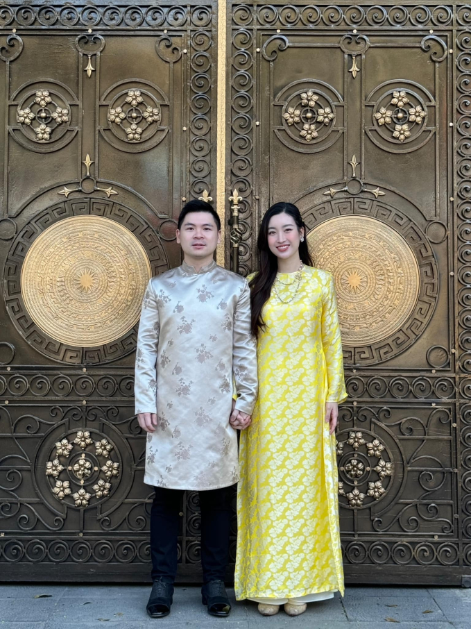 Hoa hậu Đỗ Mỹ Linh khoe visual ngọt ngào, trở thành &quot;đại sứ&quot; trong ngày gia đình chồng Chủ tịch gặp mặt đầu năm - Ảnh 2.