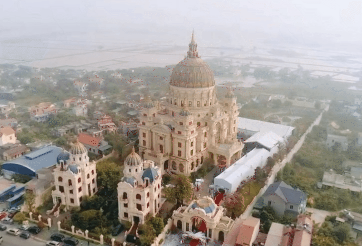 lâu đài Ninh Bình - Ảnh 1.