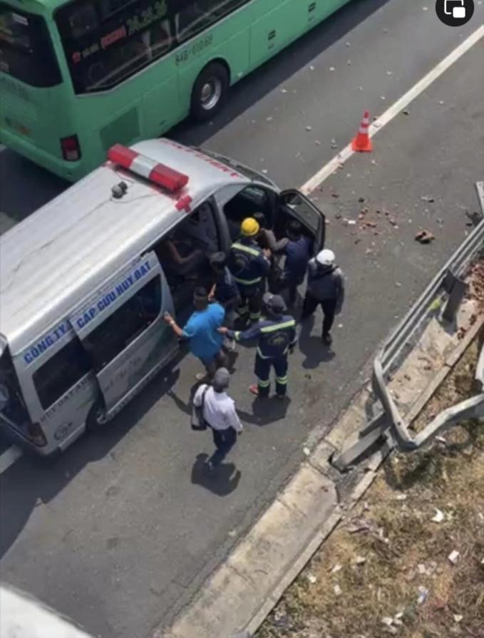 Hiện trường vụ tai nạn trên cao tốc TP.HCM - Trung Lương: Người bị thương dìu nhau ra khỏi xe khách - Ảnh 3.