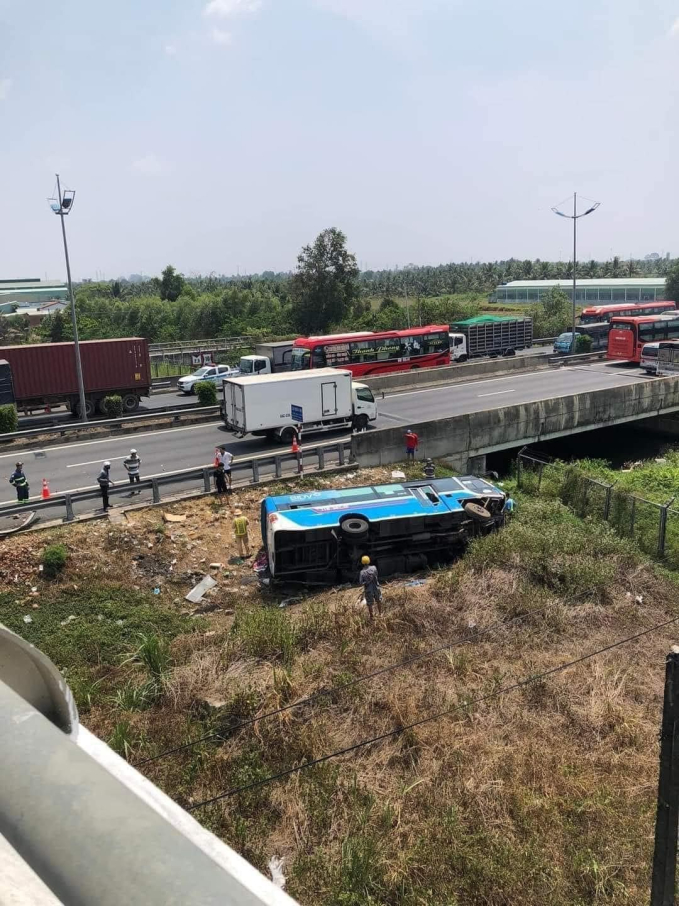 Hiện trường vụ tai nạn trên cao tốc TP.HCM - Trung Lương: Người bị thương dìu nhau ra khỏi xe khách - Ảnh 1.