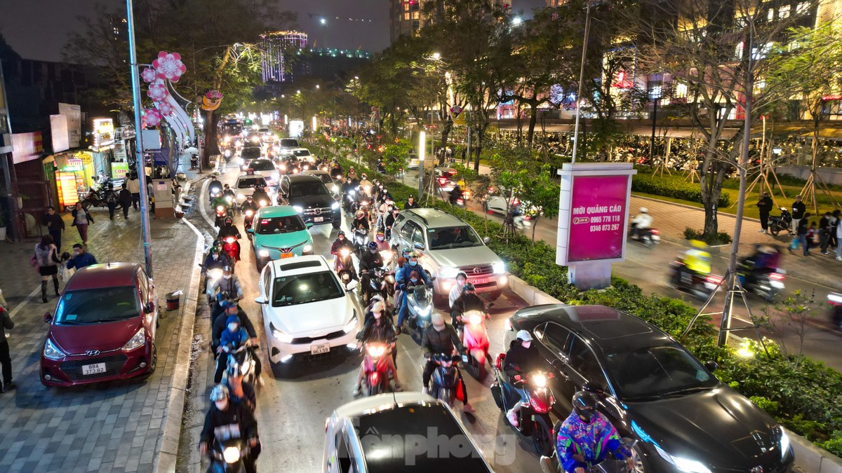 Người Hà Nội đổ xô ra đường xem trình diễn ánh sáng bằng drone tại hồ Tây - Ảnh 2. Người Hà Nội đổ xô ra đường xem trình diễn ánh sáng bằng drone tại hồ Tây - Ảnh 2.