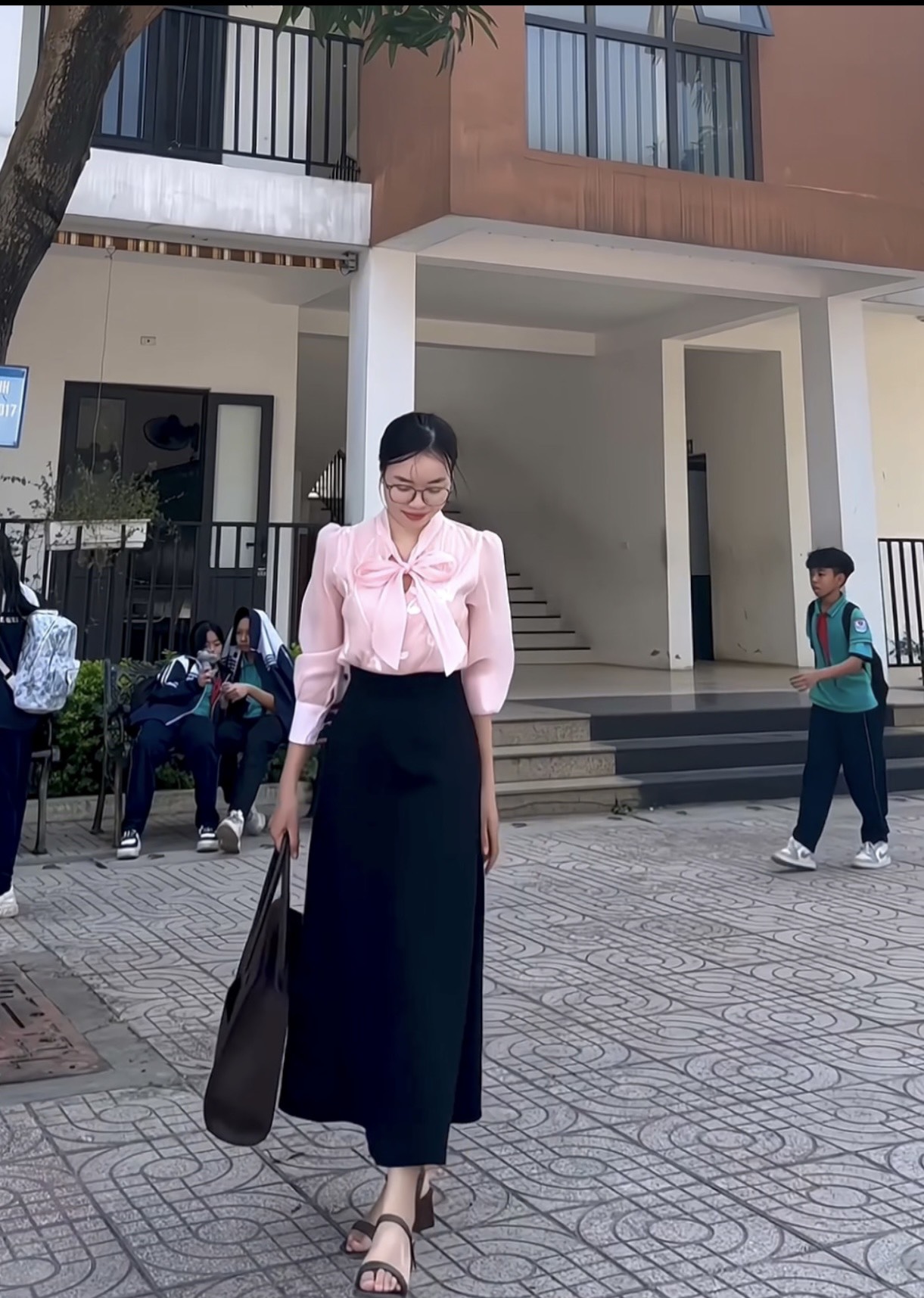 Cô giáo gây sốt với loạt outfit lên lớp cả tháng không trùng bộ nào: Mặc đẹp không đồng nghĩa dạy không tốt!- Ảnh 1. Cô giáo gây sốt với loạt outfit lên lớp cả tháng không trùng bộ nào: Mặc đẹp không đồng nghĩa dạy không tốt!- Ảnh 1.