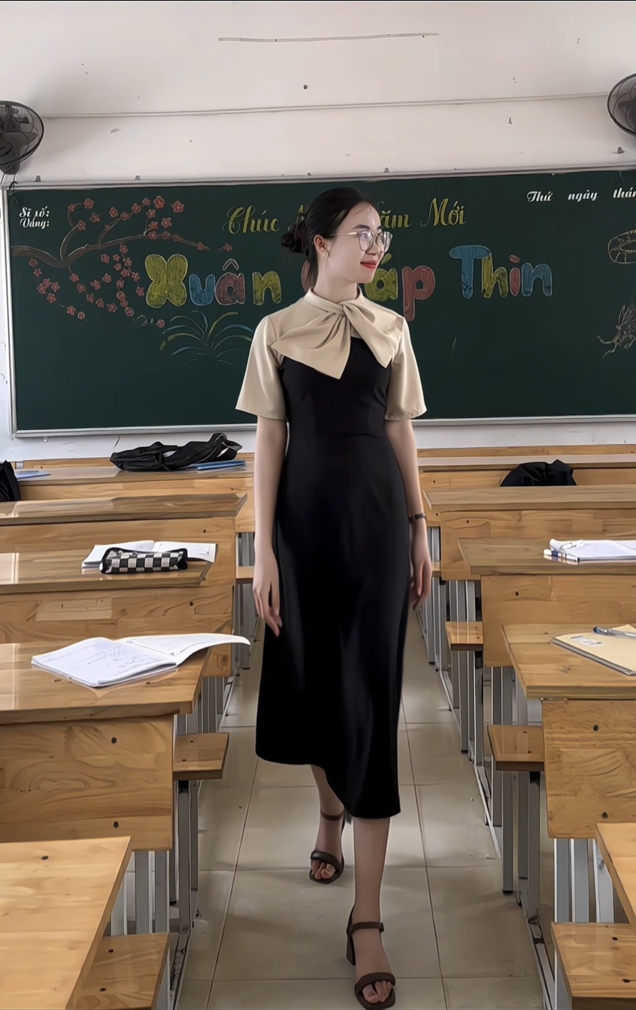 Cô giáo gây sốt với loạt outfit lên lớp cả tháng không trùng bộ nào: Mặc đẹp không đồng nghĩa dạy không tốt!- Ảnh 4. Cô giáo gây sốt với loạt outfit lên lớp cả tháng không trùng bộ nào: Mặc đẹp không đồng nghĩa dạy không tốt!- Ảnh 4.