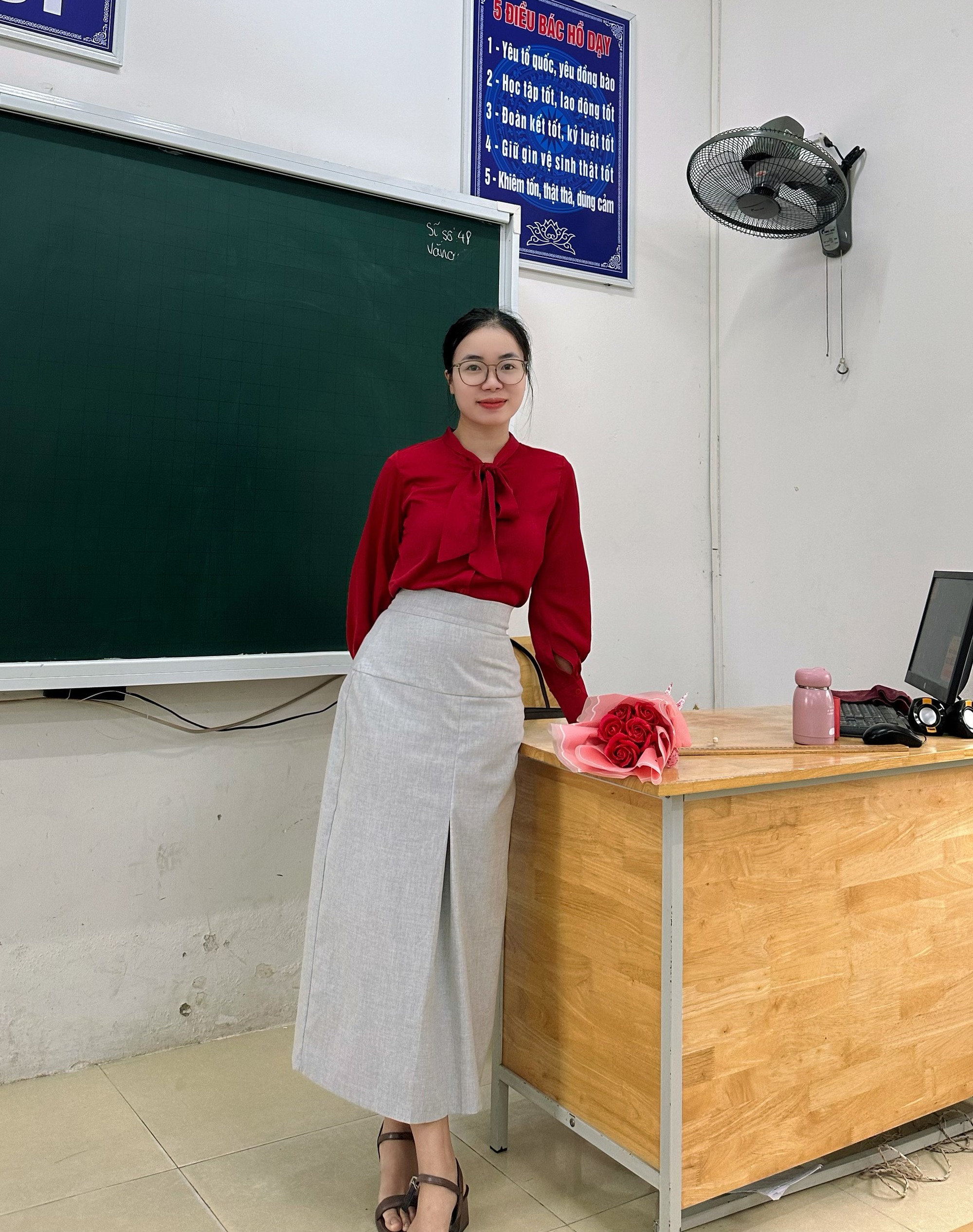Cô giáo gây sốt với loạt outfit lên lớp cả tháng không trùng bộ nào: Mặc đẹp không đồng nghĩa dạy không tốt!- Ảnh 3. Cô giáo gây sốt với loạt outfit lên lớp cả tháng không trùng bộ nào: Mặc đẹp không đồng nghĩa dạy không tốt!- Ảnh 3.
