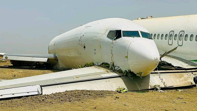Máy bay Boeing mất kiểm soát đâm thẳng xuống đường băng: Toàn bộ hai máy bay vỡ tan tành tạo nên cảnh tượng kinh hoàng - Ảnh 2. Máy bay Boeing mất kiểm soát đâm thẳng xuống đường băng: Toàn bộ hai máy bay vỡ tan tành tạo nên cảnh tượng kinh hoàng - Ảnh 2.