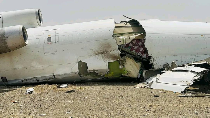 Máy bay Boeing mất kiểm soát đâm thẳng xuống đường băng: Toàn bộ hai máy bay vỡ tan tành tạo nên cảnh tượng kinh hoàng - Ảnh 4.