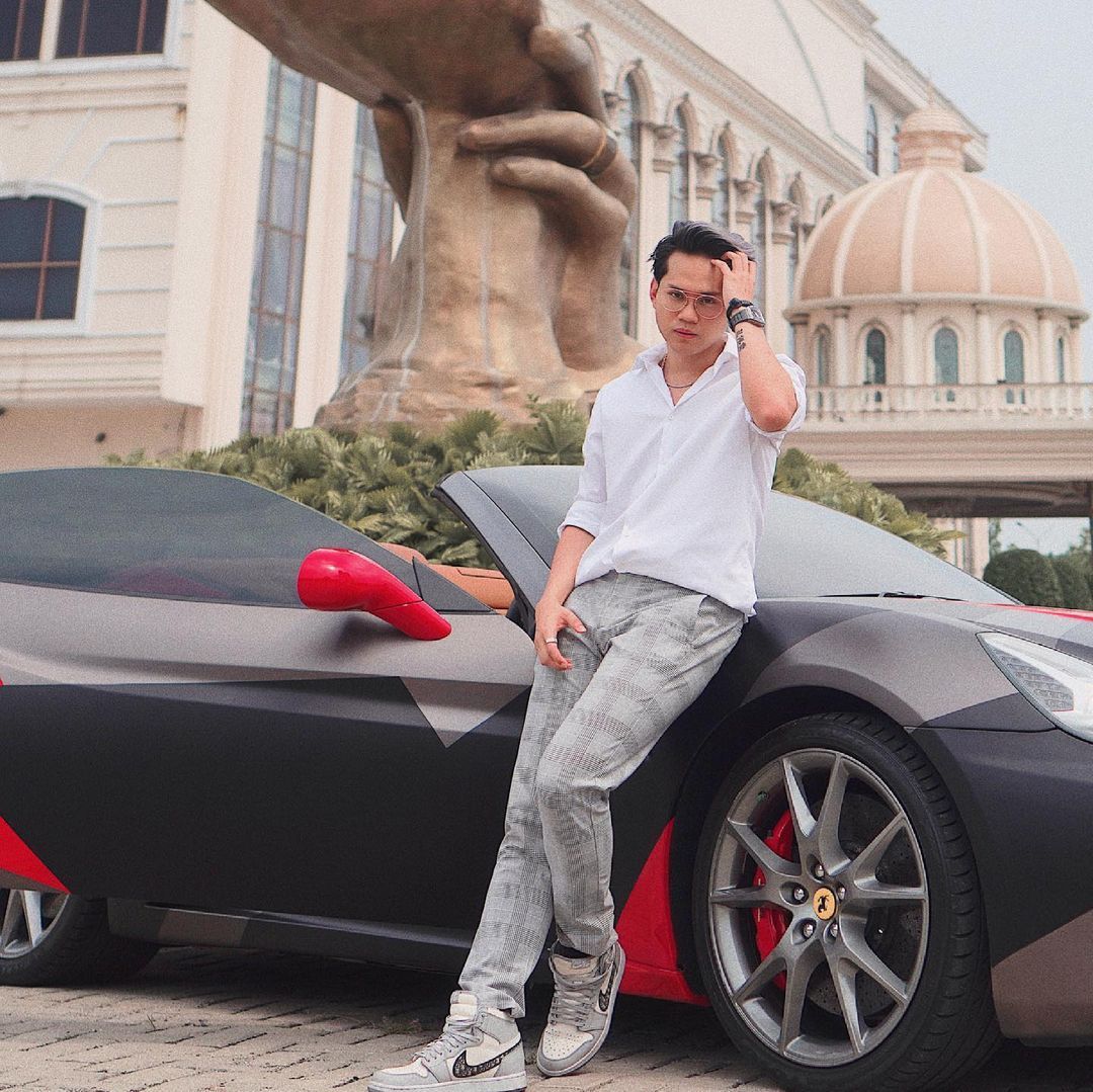 Thanh niên bán bảo hiểm “nghèo” lại lái xe Lamborghini, Porsche, &quot;tậu&quot; biệt thự, cảnh sát lập tức vào cuộc điều tra: Hàng trăm nạn nhân lộ diện, 1 người bị bắt giữ - Ảnh 4.