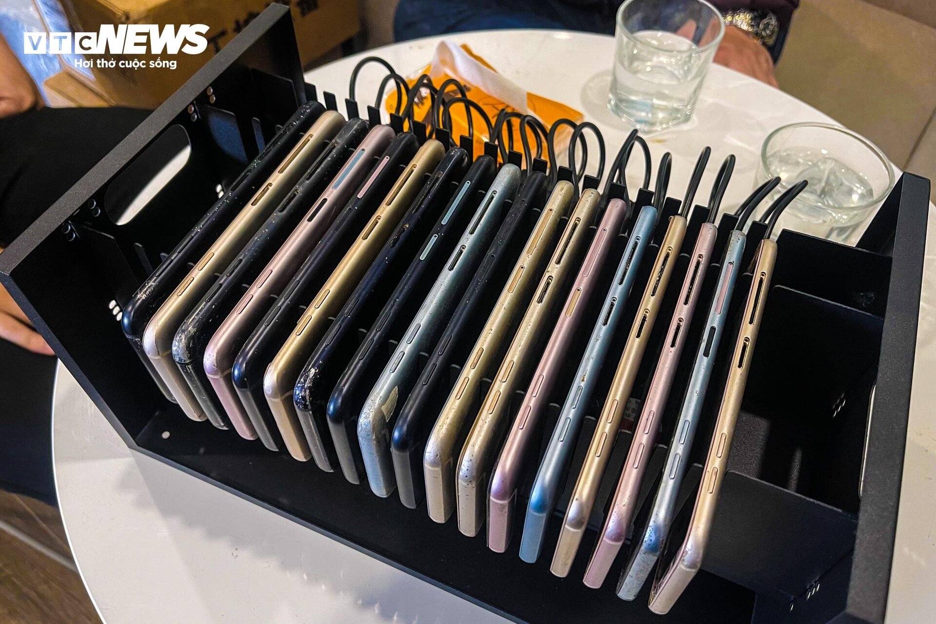 Đột nhập xưởng Phone Farm tạo triệu view trên TikTok, Facebook - Ảnh 9. Đột nhập xưởng Phone Farm tạo triệu view trên TikTok, Facebook - Ảnh 9.