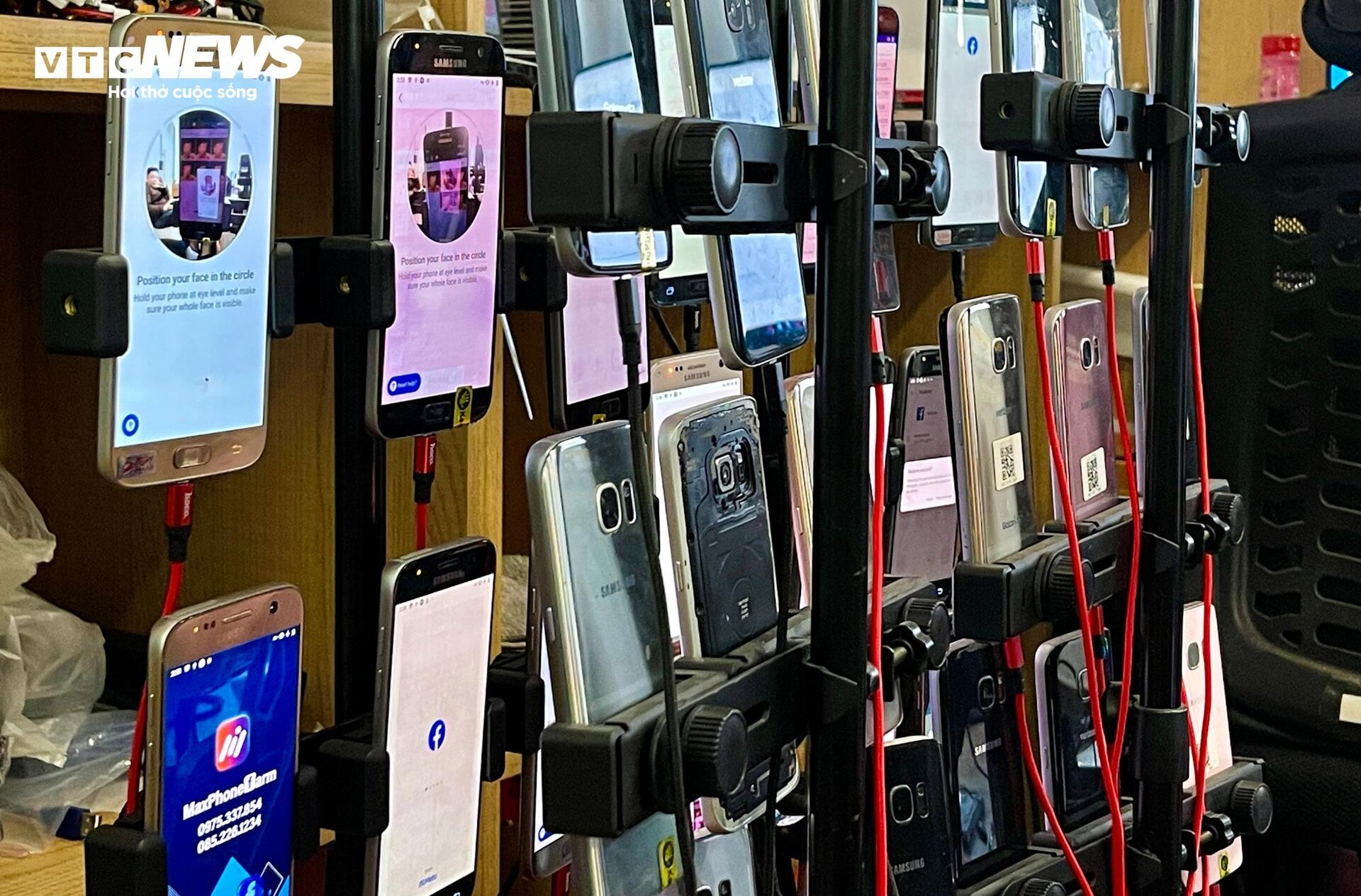 Đột nhập xưởng Phone Farm tạo triệu view trên TikTok, Facebook - Ảnh 3. Đột nhập xưởng Phone Farm tạo triệu view trên TikTok, Facebook - Ảnh 3.