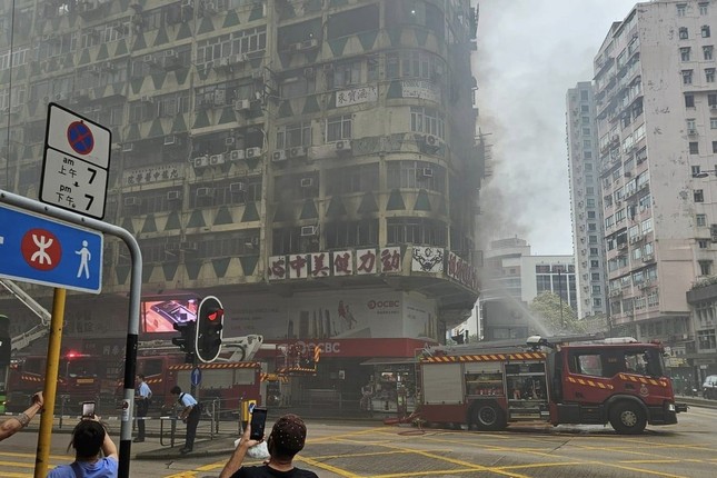 Cháy lớn tại tòa nhà cao tầng ở Hồng Kông (Trung Quốc), 40 người thương vong - Ảnh 1.