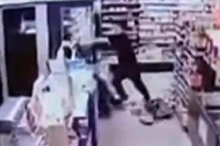 Ảnh chụp màn hình đoạn phim từ camera an ninh cho thấy thanh niên 20 tuổi hành hung dã man nữ nhân viên cửa hàng tiện lợi ở Hadae-dong, TP Jinju – Hàn Quốc hồi tháng 11-2023. Ảnh: The Korea Herald