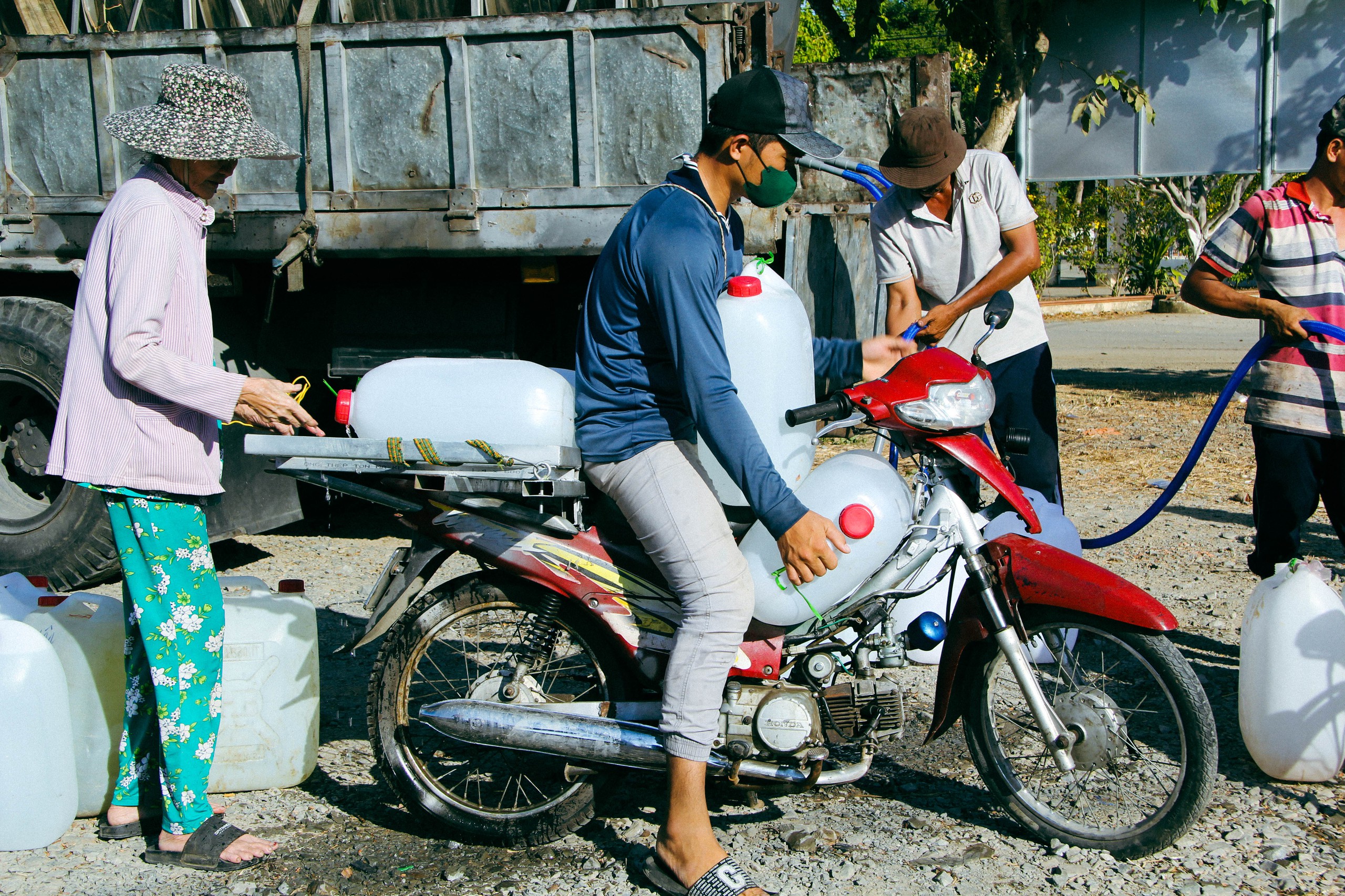 Kênh cạn khô, người miền Tây đội nắng trông ngóng từng can nước sạch: “Mọi người từ xa mang nước đến cho, quý lắm!” - Ảnh 4.