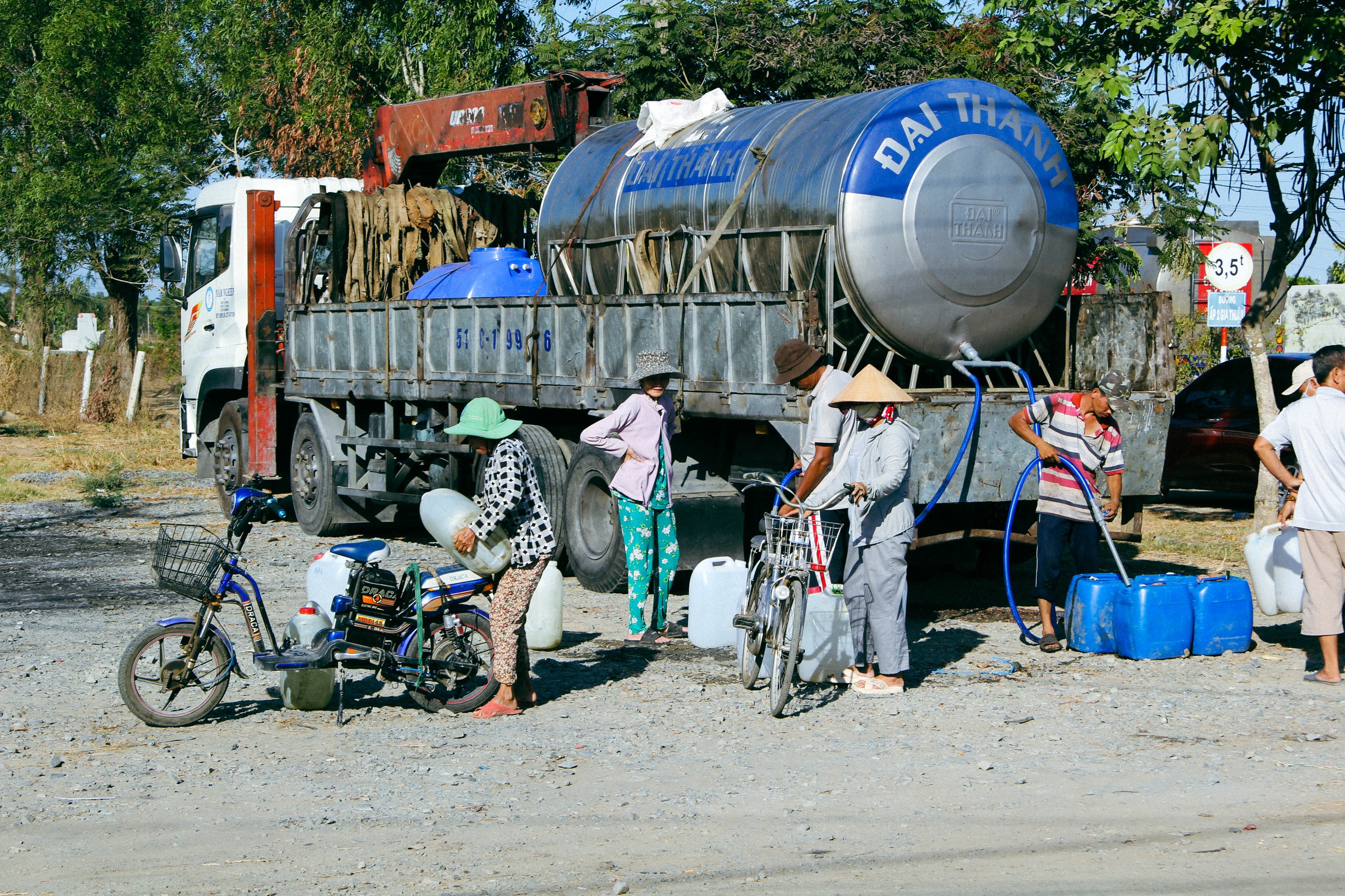 Kênh cạn khô, người miền Tây đội nắng trông ngóng từng can nước sạch: “Mọi người từ xa mang nước đến cho, quý lắm!” - Ảnh 2.