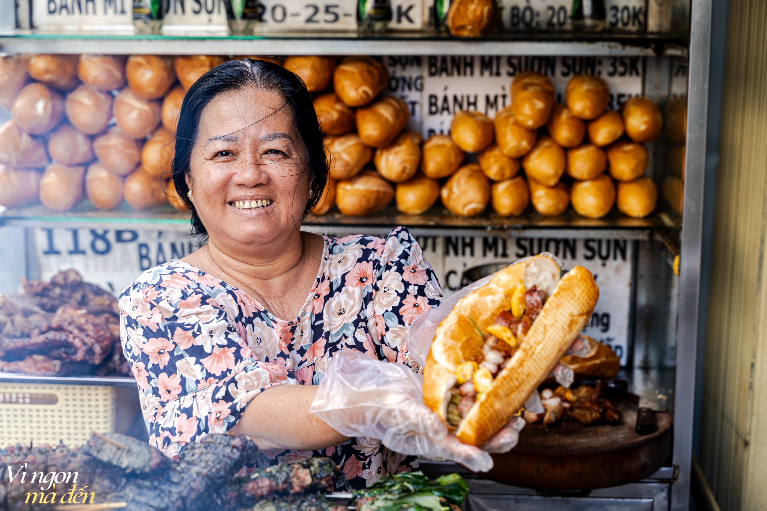 Tiệm bánh mì hơn 40 năm tuổi nổi tiếng với topping sườn sụn giòn sật ăn cùng cải chua lạ miệng, size to nhất lên đến 70.000VNĐ/chiếc - Ảnh 7.