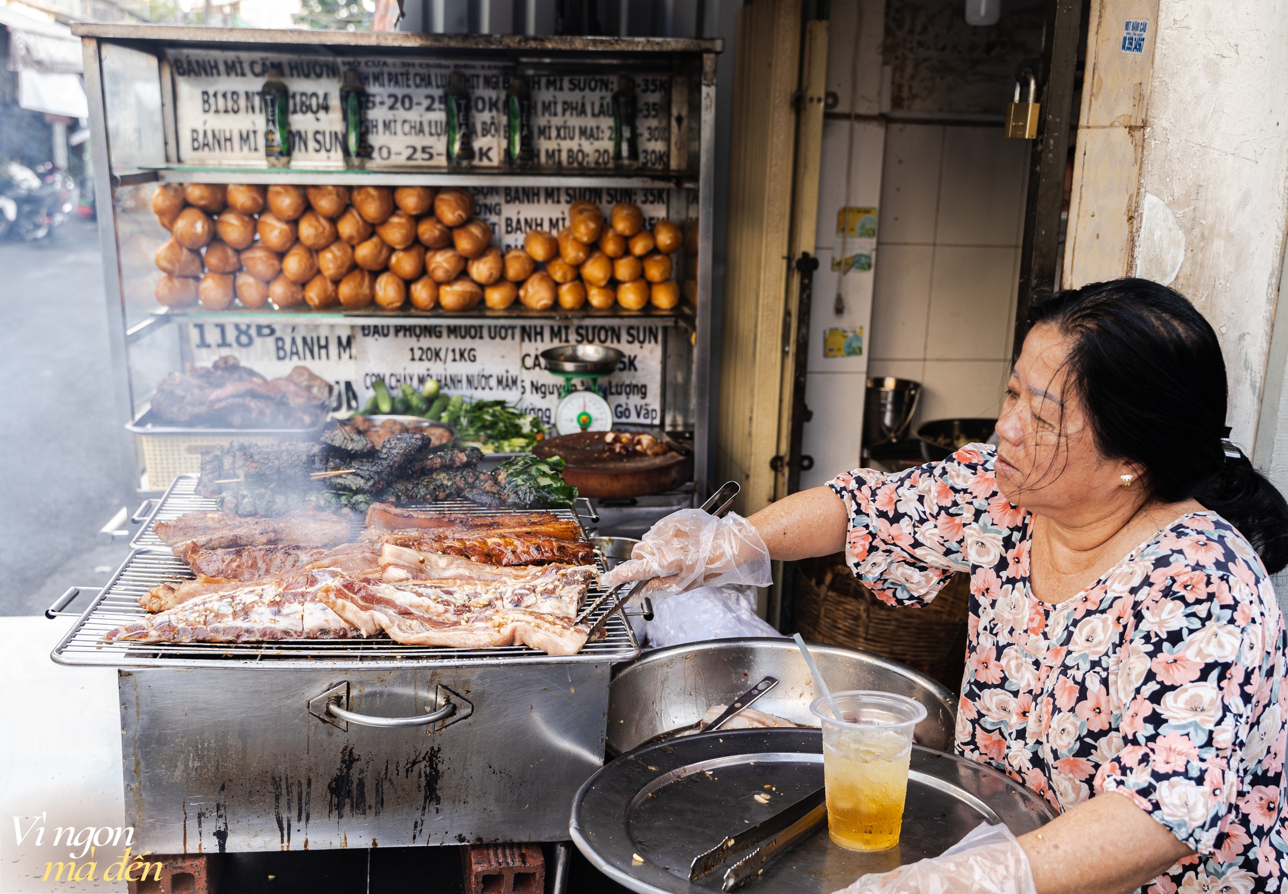 Tiệm bánh mì hơn 40 năm tuổi nổi tiếng với topping sườn sụn giòn sật ăn cùng cải chua lạ miệng, size to nhất lên đến 70.000VNĐ/chiếc - Ảnh 3.