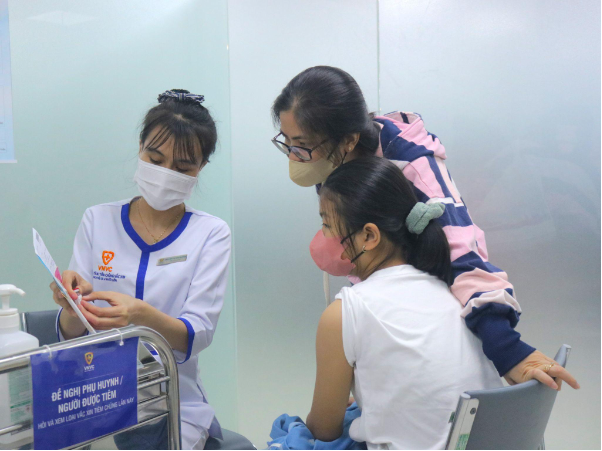 Bé gái Tây Ninh nhiễm não mô cầu B nguy kịch, cảnh báo nhóm vi khuẩn ăn não thường tấn công trẻ - Ảnh 4.