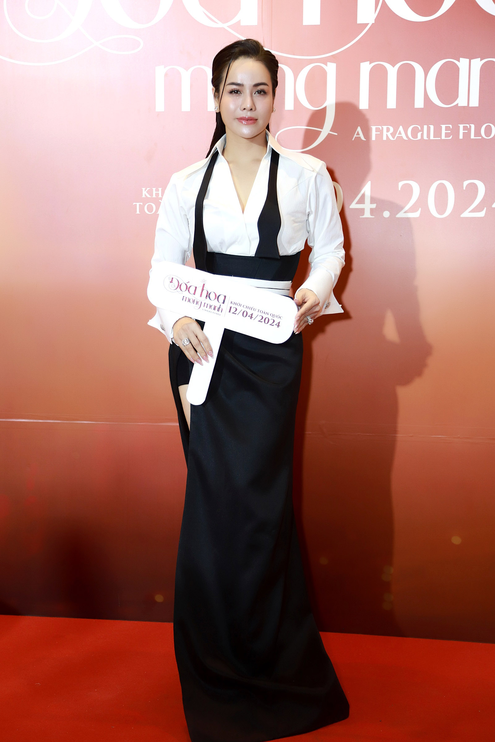 1 sao nữ Vbiz nhường chỗ cho bạn thân Trấn Thành trên thảm đỏ, sắc vóc Hoa hậu U50 gây choáng- Ảnh 1.