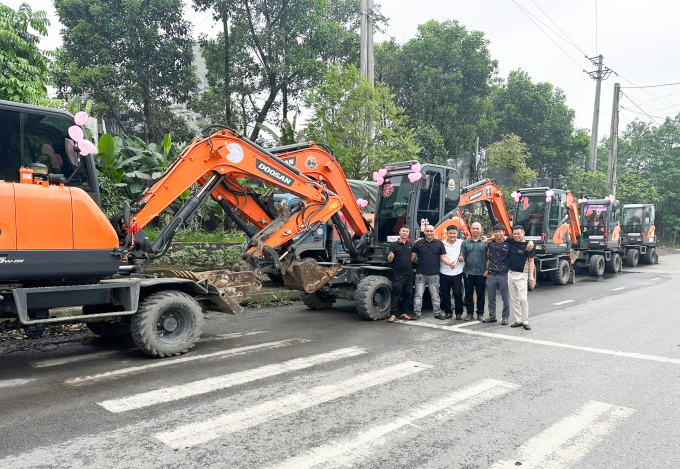 Nhà trai gây bất ngờ với dàn rước dâu có &quot;1 không 2&quot;, bố vợ cũng hốt hoảng - Ảnh 1.