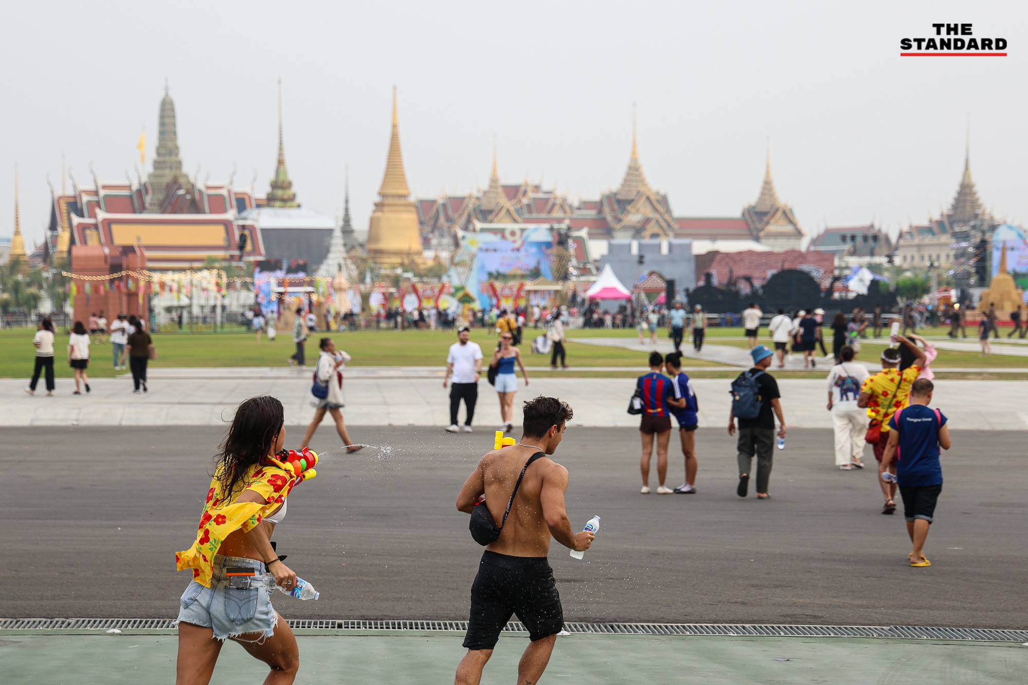 Lễ hội Songkran 2024: Dòng người ùn ùn đổ ra đường, Thái Lan chính thức khởi động &quot;7 ngày nguy hiểm&quot;- Ảnh 6.