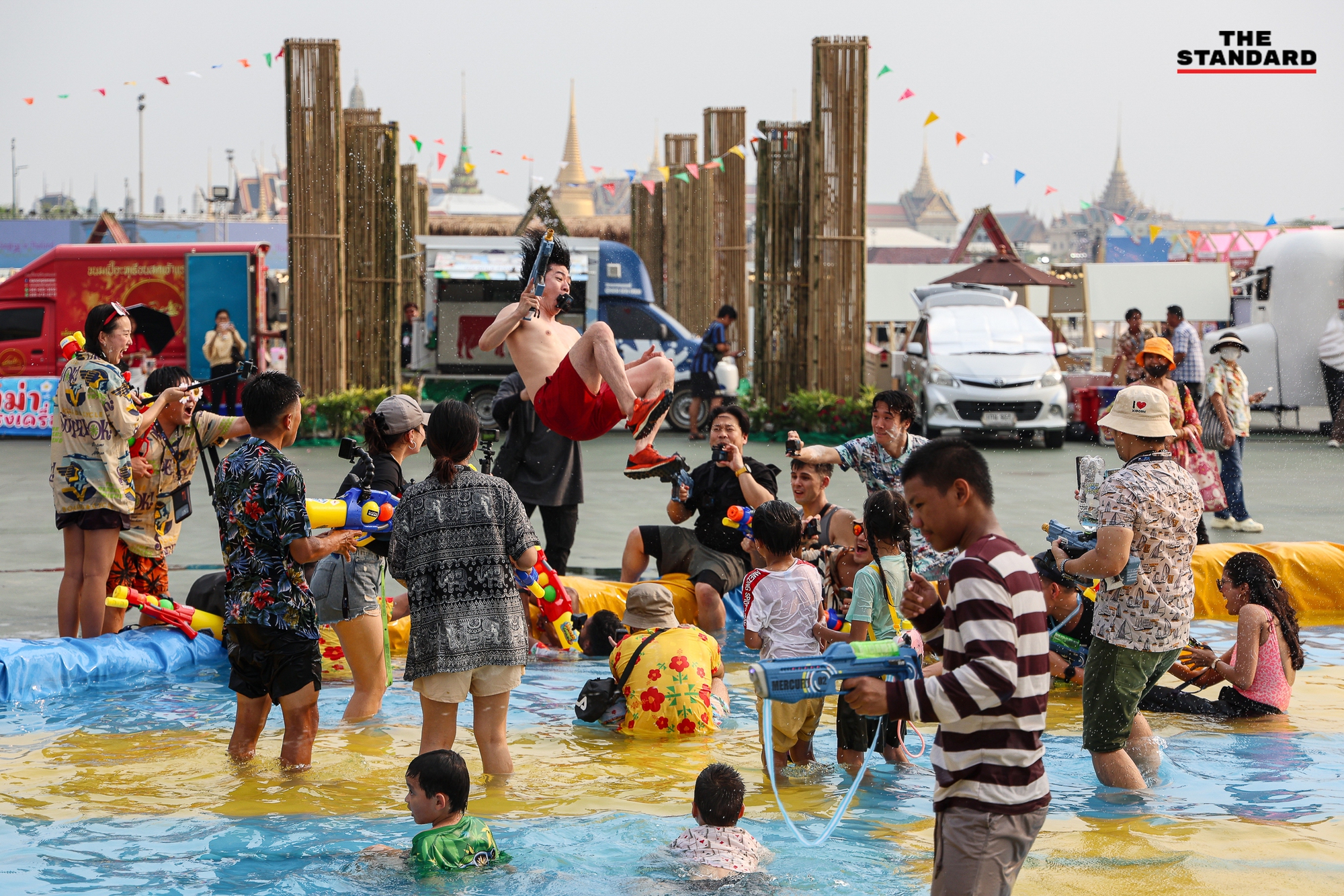 Lễ hội Songkran 2024: Dòng người ùn ùn đổ ra đường, Thái Lan chính thức khởi động &quot;7 ngày nguy hiểm&quot;- Ảnh 2.