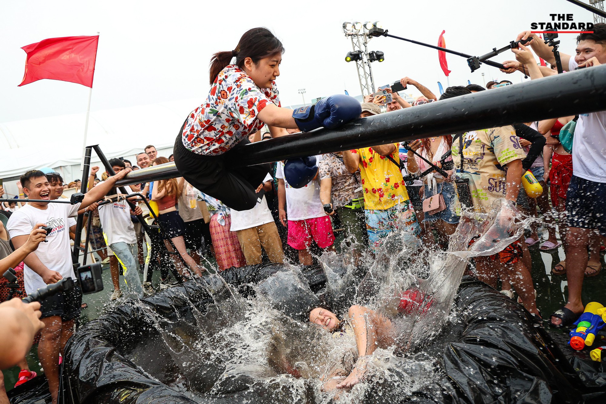 Lễ hội Songkran 2024: Dòng người ùn ùn đổ ra đường, Thái Lan chính thức khởi động &quot;7 ngày nguy hiểm&quot;- Ảnh 11.