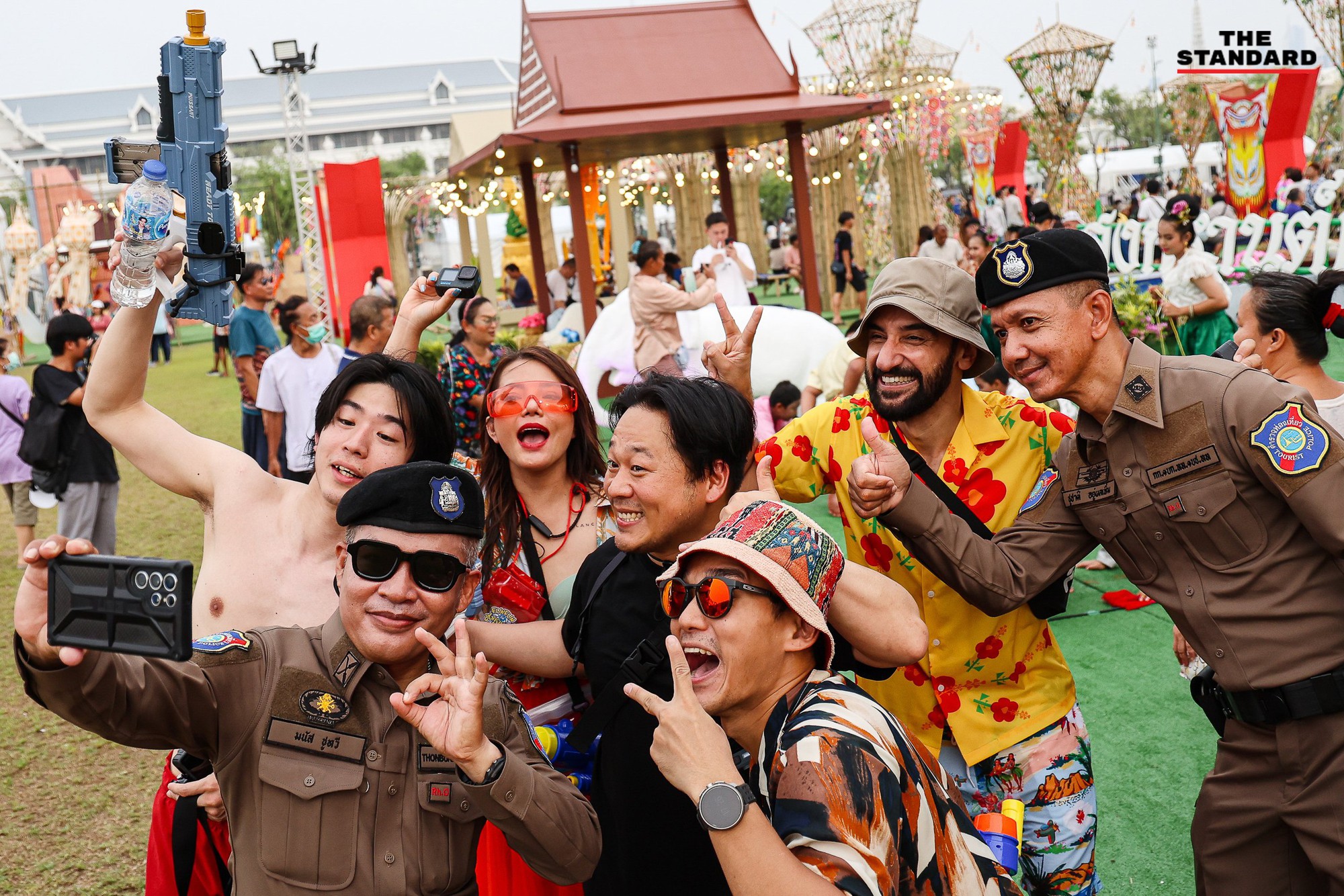 Lễ hội Songkran 2024: Dòng người ùn ùn đổ ra đường, Thái Lan chính thức khởi động &quot;7 ngày nguy hiểm&quot;- Ảnh 5.