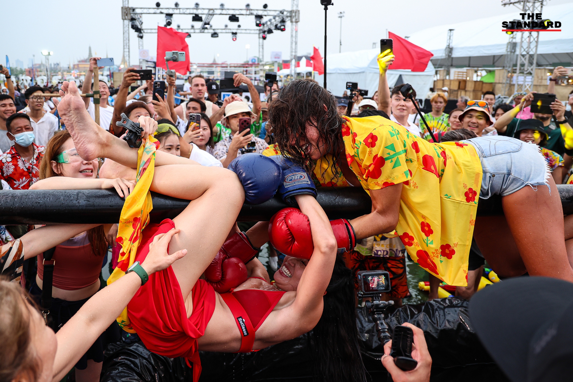 Lễ hội Songkran 2024: Dòng người ùn ùn đổ ra đường, Thái Lan chính thức khởi động &quot;7 ngày nguy hiểm&quot;- Ảnh 10.