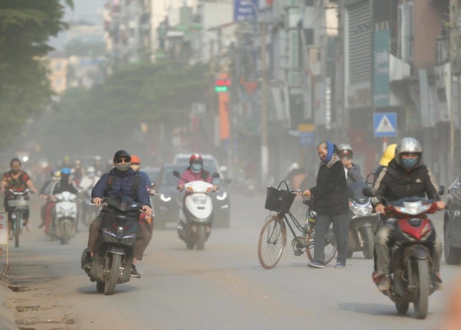 Ô nhiễm không khí vượt ngưỡng, Hà Nội sẽ phun nước rửa đường trở lại - Ảnh 1. Ô nhiễm không khí vượt ngưỡng, Hà Nội sẽ phun nước rửa đường trở lại - Ảnh 1.