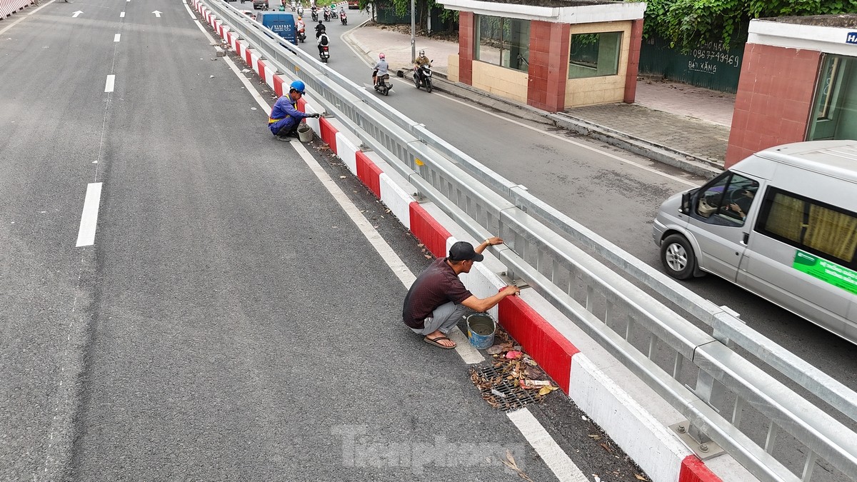 Cầu vượt thép Mai Dịch thi công xong nhưng chưa thông xe, người dân vẫn chật vật di chuyển qua nút &quot;thắt cổ chai&quot; - Ảnh 4.