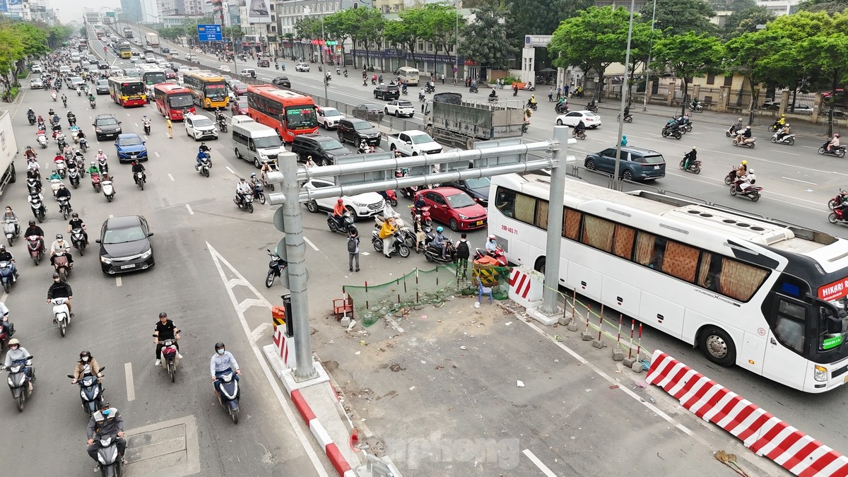 Cầu vượt thép Mai Dịch thi công xong nhưng chưa thông xe, người dân vẫn chật vật di chuyển qua nút &quot;thắt cổ chai&quot; - Ảnh 7.