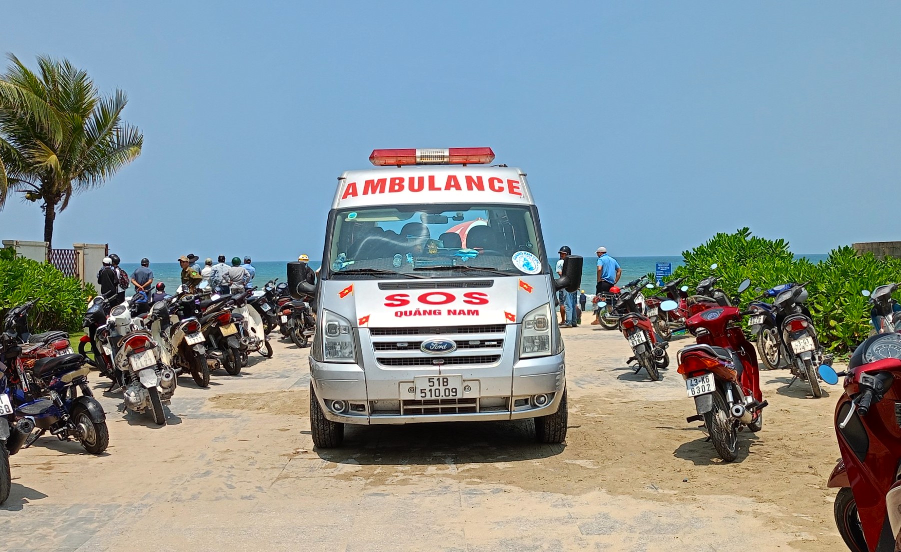 2 anh em sinh đôi bị sóng cuốn mất tích khi tắm biển Đà Nẵng - Ảnh 3. 2 anh em sinh đôi bị sóng cuốn mất tích khi tắm biển Đà Nẵng - Ảnh 3.